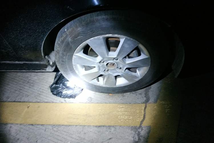 Used Hyundai MoInca 2009 2.0L Automatic Prestige GL Trim Right Front Wheel Hub