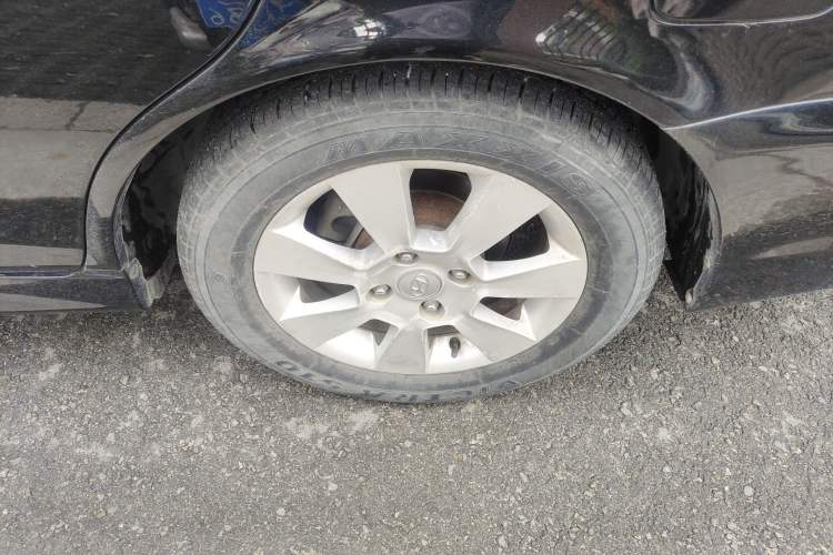 Used Hyundai MoInca 2009 2.0L Automatic Prestige GL Trim Right Front Wheel Hub