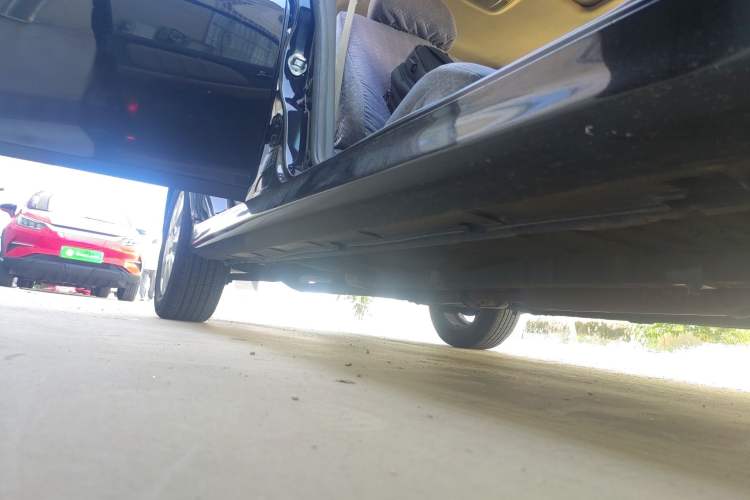 Used Hyundai MoInca 2009 2.0L Automatic Prestige GL Trim Right Side Sill