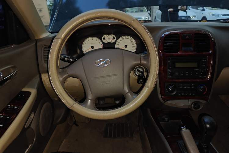 Used Hyundai MoInca 2009 2.0L Manual Luxury Edition GL Steering Wheel