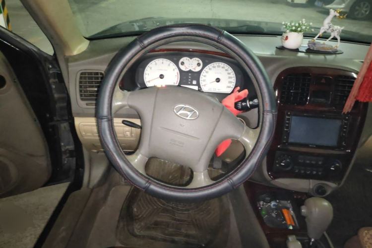 Used Hyundai MoInca 2009 2.0L Automatic Comfort Edition GL Steering Wheel