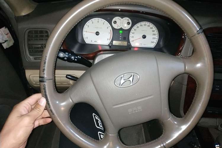 Used Hyundai MoInca 2009 2.0L Automatic Prestige GL Trim Steering Wheel