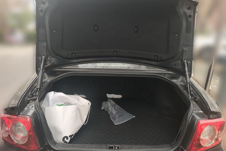Used Hyundai MoInca 2009 2.0L Automatic Prestige GL Trim Trunk