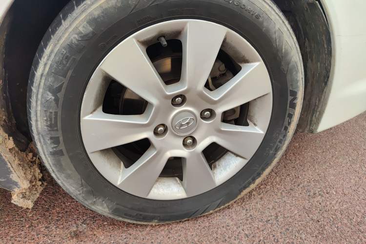 Used Hyundai MoInca 2009 1.8L Automatic Prestige GL Model Right Front Wheel Hub