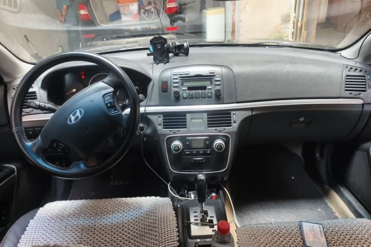 Used Hyundai NF 2006 2.0L Automatic Luxury Edition Center Console