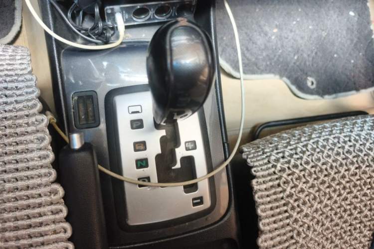Used Hyundai NF 2006 2.0L Automatic Luxury Edition Gear Lever