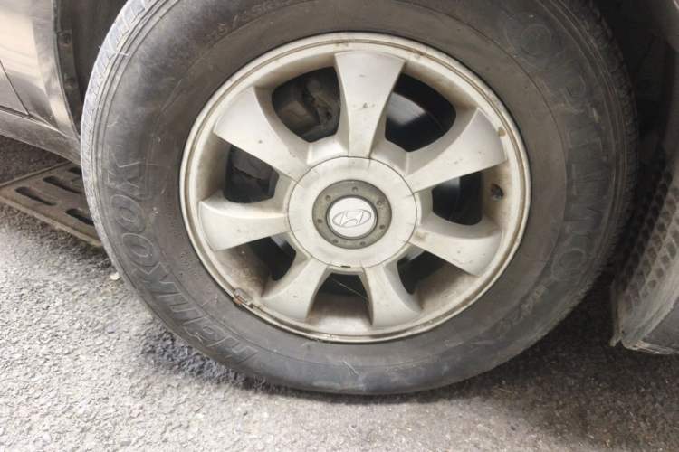 Used Hyundai NF 2006 2.0L Automatic Luxury Edition Right Front Wheel Hub
