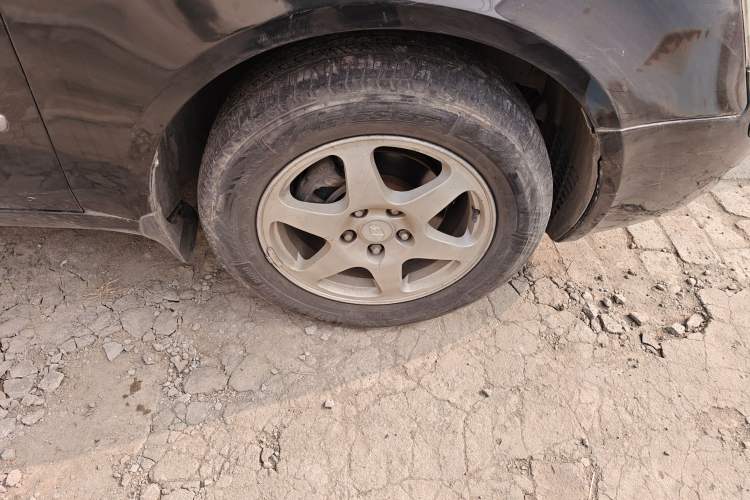 Used Hyundai NF 2006 2.0L Automatic Luxury Edition Right Front Wheel Hub