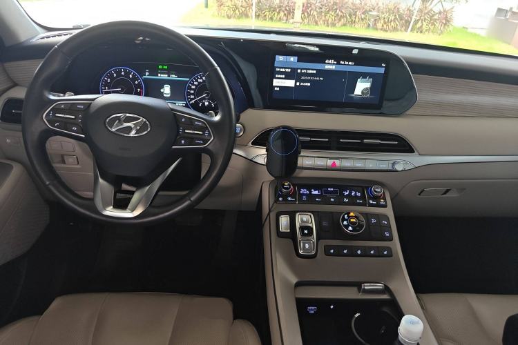 Used Hyundai Palisade 2021 3.5L Automatic 4x4 GLS Center Console
