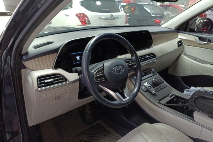 Used Hyundai Palisade 2021 3.5L Automatic 4x4 GLS Center Console
