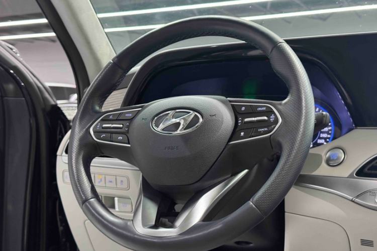 Used Hyundai Palisade 2021 3.5L Automatic 4x4 GLS Interior 12