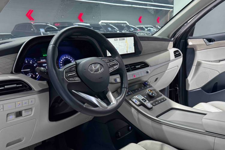 Used Hyundai Palisade 2021 3.5L Automatic 4x4 GLS Interior 2