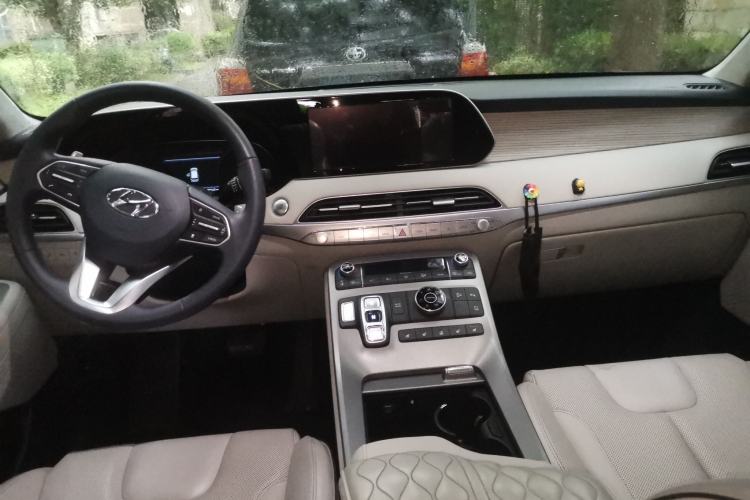Used Hyundai Palisade 2021 3.5L Automatic 4x4 GLS Center Console