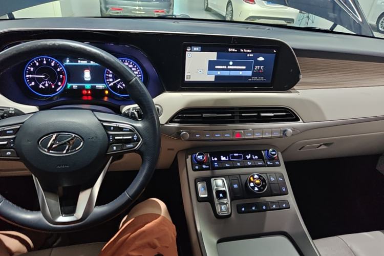 Used Hyundai Palisade 2021 3.5L Automatic 4x4 GLS Center Console