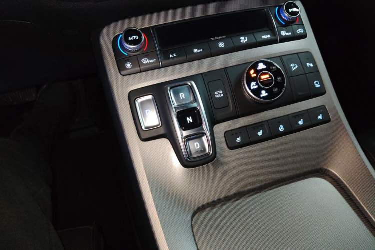 Used Hyundai Palisade 2021 3.5L Automatic 4x4 GLS Gear Lever