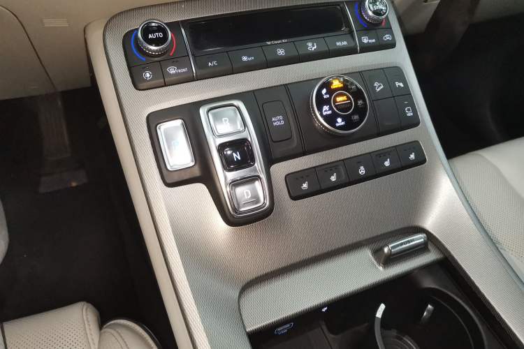 Used Hyundai Palisade 2021 3.5L Automatic 4x4 GLS Gear Lever