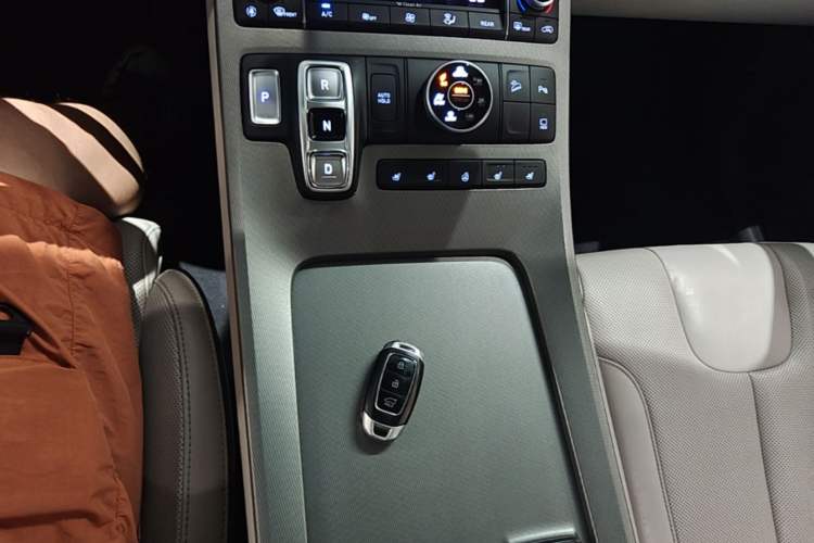 Used Hyundai Palisade 2021 3.5L Automatic 4x4 GLS Gear Lever