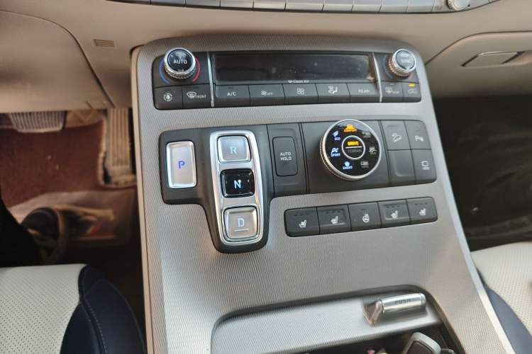 Used Hyundai Palisade 2021 3.5L Automatic 4x4 GLS Gear Lever