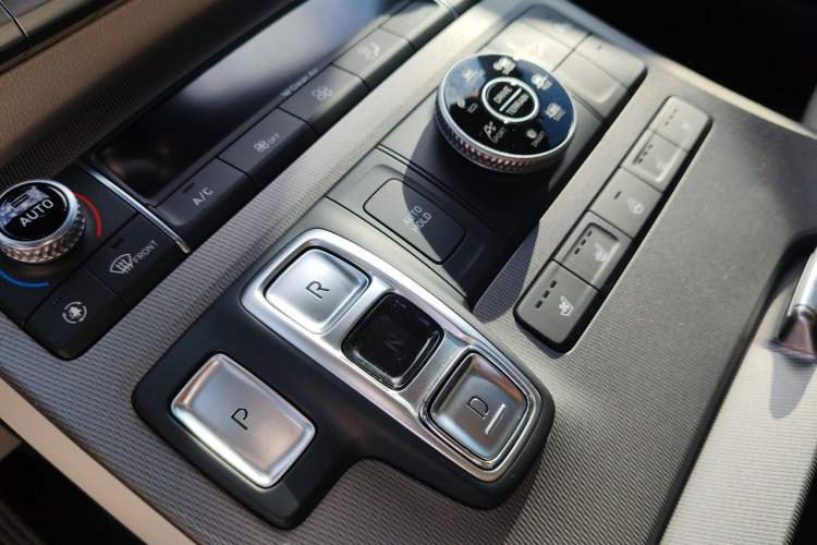 Used Hyundai Palisade 2021 3.5L Automatic 4x4 GLS Gear Lever