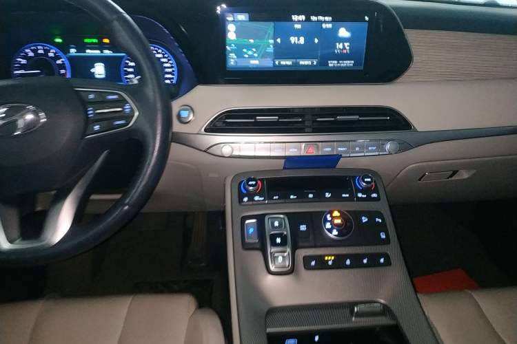 Used Hyundai Palisade 2021 3.5L Automatic 4x4 GLS Audio And AC Panel
