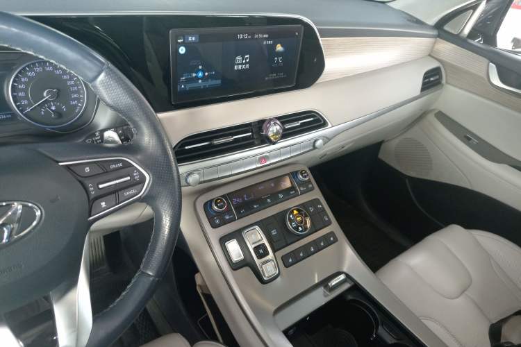 Used Hyundai Palisade 2021 3.5L Automatic 4x4 GLS Audio And AC Panel