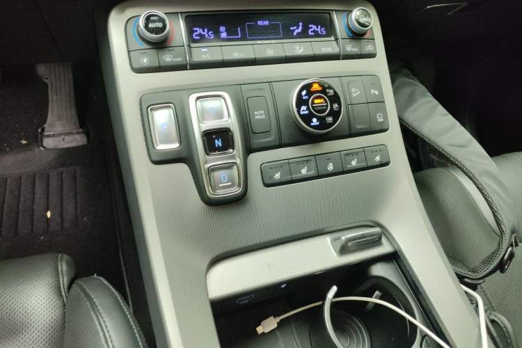 Used Hyundai Palisade 2021 3.5L Automatic 4x4 GLS Gear Lever