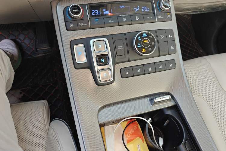 Used Hyundai Palisade 2021 3.5L Automatic 4x4 GLS Gear Lever