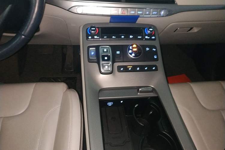 Used Hyundai Palisade 2021 3.5L Automatic 4x4 GLS Gear Lever