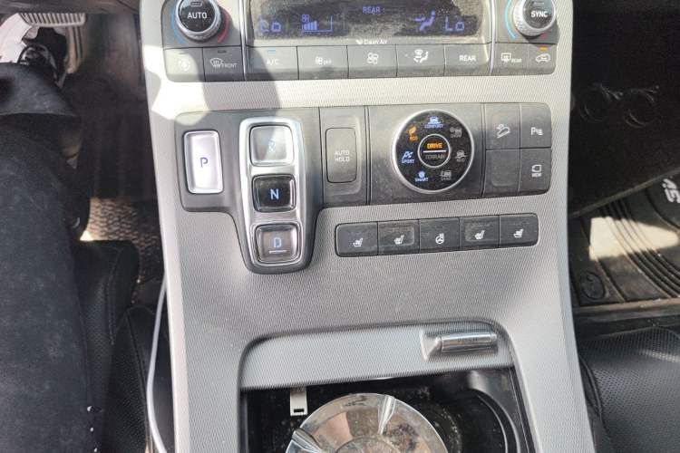 Used Hyundai Palisade 2021 3.5L Automatic 4x4 GLS Gear Lever
