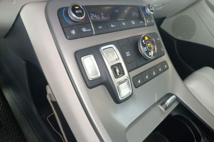 Used Hyundai Palisade 2021 3.5L Automatic 4x4 GLS Gear Lever