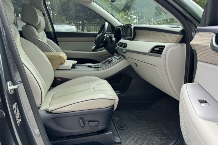 Used Hyundai Palisade 2021 3.5L Automatic 4x4 GLS Interior 11