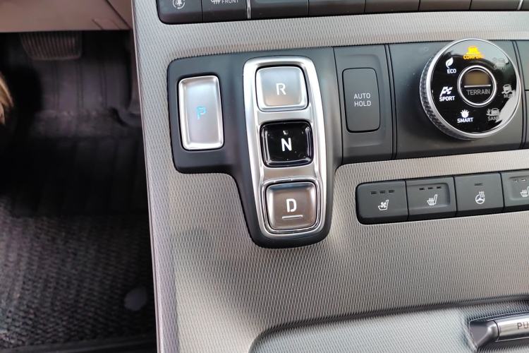 Used Hyundai Palisade 2021 3.5L Automatic 4x4 GLS Gear Lever