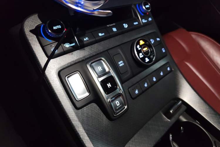 Used Hyundai Palisade 2021 3.5L Automatic 4x4 GLS Gear Lever