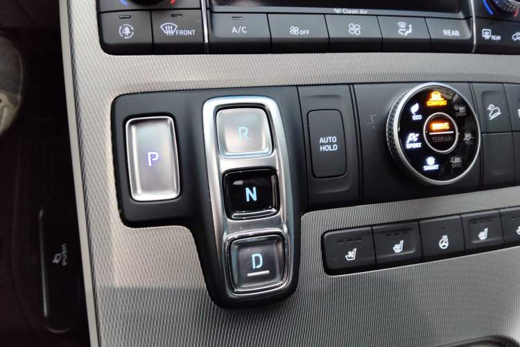 Used Hyundai Palisade 2021 3.5L Automatic 4x4 GLS Gear Lever