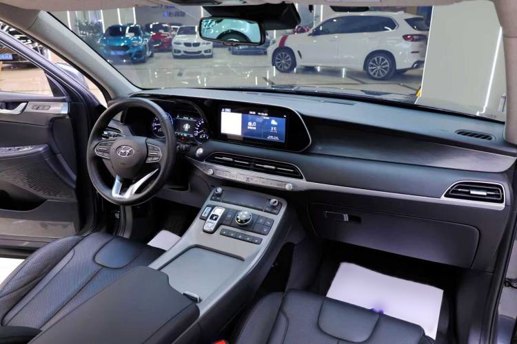 Used Hyundai Palisade 2021 3.5L Automatic 4x4 GLS Interior 4