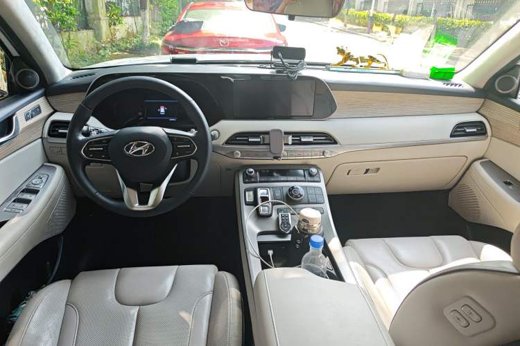 Used Hyundai Palisade 2021 3.5L Automatic 4x4 GLS Center Console