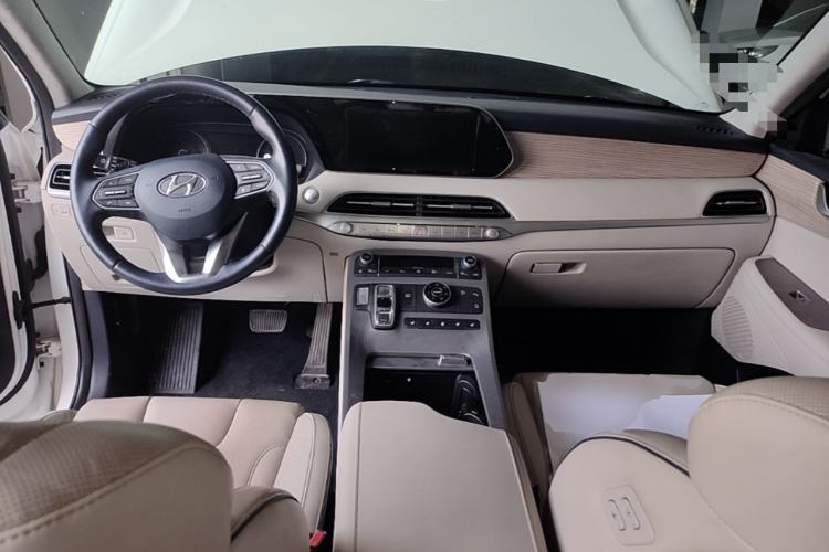 Used Hyundai Palisade 2021 3.5L Automatic 4x4 GLS Center Console