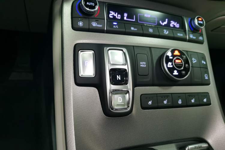 Used Hyundai Palisade 2021 3.5L Automatic 4x4 GLS Gear Lever