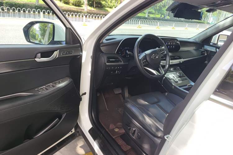 Used Hyundai Palisade 2021 3.5L Automatic 4x4 GLS Interior 3
