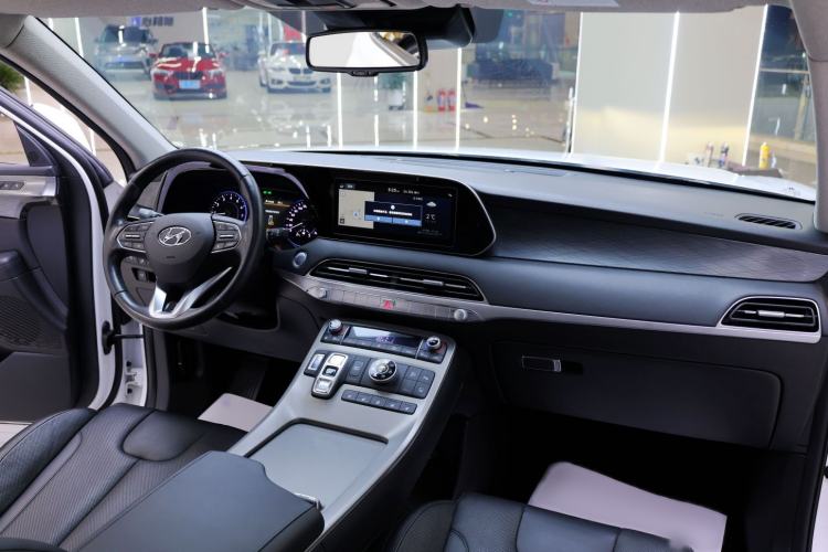 Used Hyundai Palisade 2021 3.5L Automatic 4x4 GLS Interior 4
