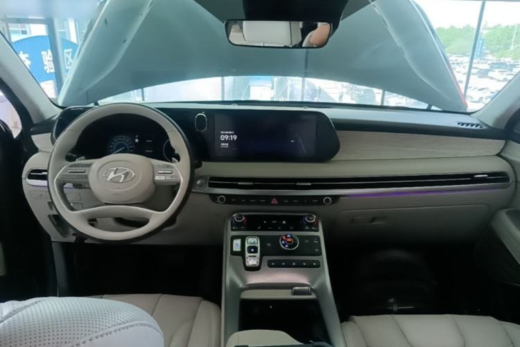 Used Hyundai Palisade 2023 3.5L Automatic 4x4 the Appreciator Plus Version Center Console
