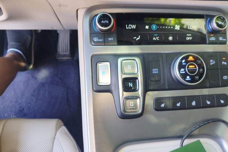 Used Hyundai Palisade 2023 3.5L Automatic 4x4 the Appreciator Plus Version Gear Lever