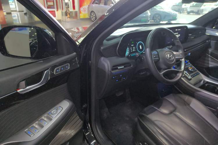 Used Hyundai Palisade 2023 3.5L Automatic All-Wheel Drive Calligraphy Interior 3