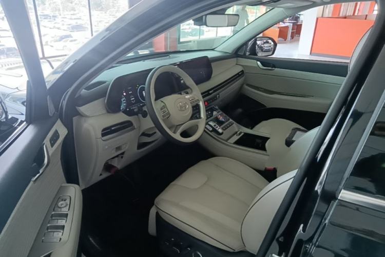 Used Hyundai Palisade 2023 3.5L Automatic 4x4 the Appreciator Plus Version Left Front Seat