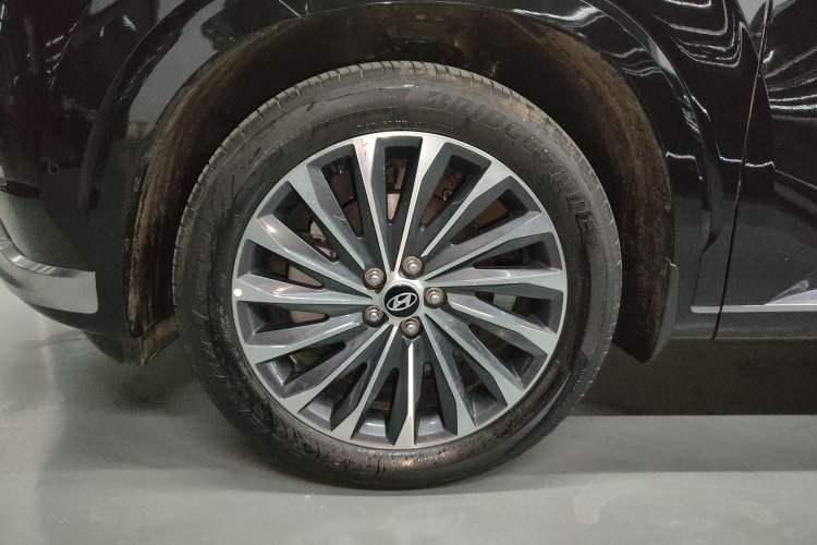 Used Hyundai Palisade 2023 3.5L Automatic All-Wheel Drive Calligraphy Left Front Wheel Hub