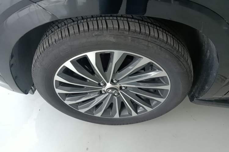 Used Hyundai Palisade 2023 3.5L Automatic 4x4 the Appreciator Plus Version Left Front Wheel Hub