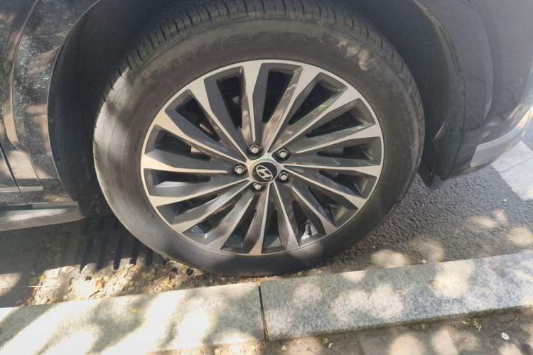 Used Hyundai Palisade 2023 3.5L Automatic 4x4 the Appreciator Plus Version Right Front Wheel Hub
