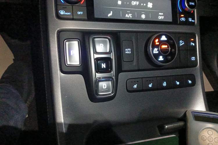 Used Hyundai Palisade 2023 3.5L Automatic 4x4 the Appreciator Plus Version Gear Lever