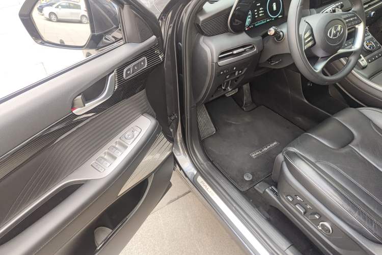 Used Hyundai Palisade 2023 3.5L Automatic All-Wheel Drive Calligraphy Interior 3