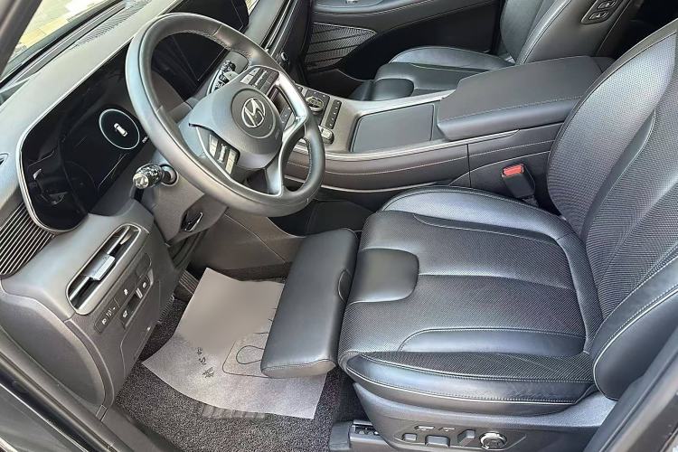 Used Hyundai Palisade 2023 3.5L Automatic All-Wheel Drive Calligraphy Interior 8